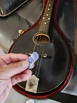 MORE INFORMATION ON MY ANTIQUE VINTAGE (GIBSON)  MANDOLIN IN CASE 1910-1914 READ