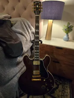 GIBSON CUSTOM GUITAR WITH CERTIFICATE AND HARD CASE. GREAT CONDITION.