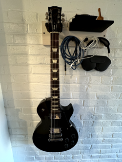 2022 GIBSON LES PAUL STUDIO ELECTRIC GUITAR WITH CASE - EBONY GREAT CONDITION