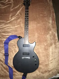 ELECTRIC GIBSON GUITAR