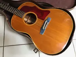 VINTAGE 1967 GIBSON B-25 NATURAL ACOUSTIC GUITAR AND CASE