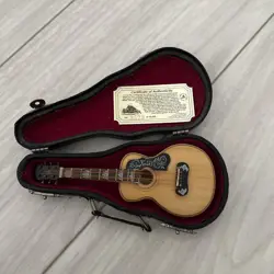 GIBSON LIMITED EDITION MINIATURE GUITAR