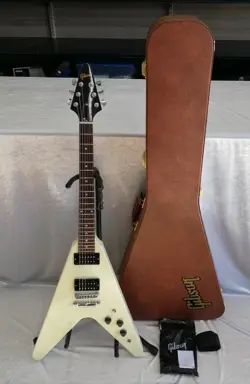 GIBSON 80S FLYING V CW WHITE W/HARD CASE ELECTRIC GUITAR USED FROM JAPAN