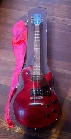 MAROON, GIBSON LES PAUL STUDIO GUITAR 2018, GATOR HARD SHELL CASE INCLUDED. 