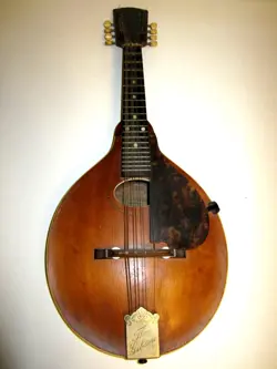VINTAGE GIBSON MODEL A MANDOLIN