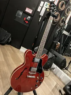 GIBSON ES-335 SIXTIES CHERRY 2023, USED, MINOR SCRATCHES, GREAT CONDITION