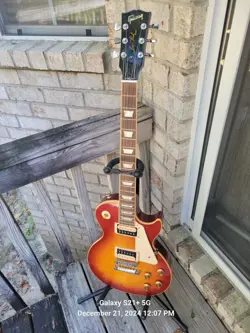 GIBSON LES PAUL CLASSIC 2009 HERITAGE CHERRY SUNBURST EXC. COND. W/GATOR CASE