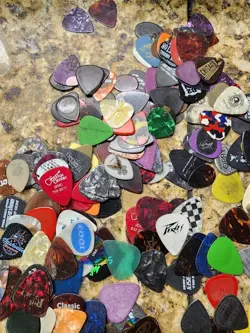225 PLUS VINTAGE GUITAR PICKS. PEAVY,GIBSON,D'ADDARIO, AND MANY MORE!