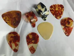LOT /8 VINTAGE GUITAR PICKS, GIBSON, NICK LUCAS