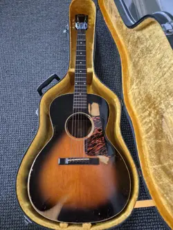 ACOUSTIC GUITAR AUTHENTIC