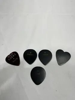 GUITAR PLASTIC PICKS