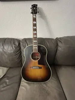 GIBSON SOUTHERN JUMBO ACOUSTIC GUITAR WITH CASE