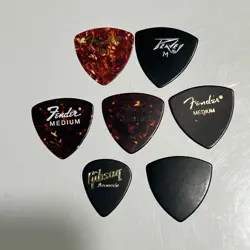 LOT OF 8 VINTAGE GUITAR PICKS! GIBSON, FENDER, PEAVEY USED