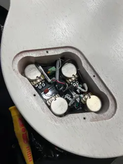 GUITAR WORN WHITE