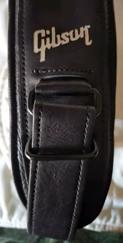 GIBSON VINTAGE GUITAR STRAP IN BLACK PADDED LEATHER