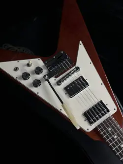 GIBSON CUSTOM SHOP 2001 HISTORIC COLLECTION 1967 FLYING V W/MAESTRO VIBROLA SAFE