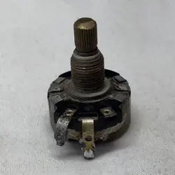 IRC SOLID KNURLED SHAFT POTENTIOMETER - 500K - 36TH WEEK OF 1952 - GIBSON