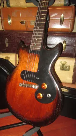 1961 GIBSON MELODY MAKER SUNBURST W/ HARD CASE