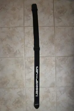 1 BLACK/WHITE GIBSON USA GUITAR STRAP
