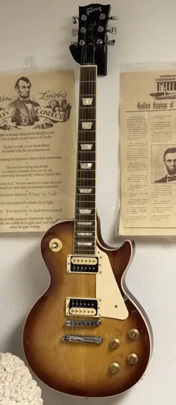 GIBSON LES PAUL STANDARD ELECTRIC GUITAR IN GREAT CONDITION.  ORIGINAL HARD CASE