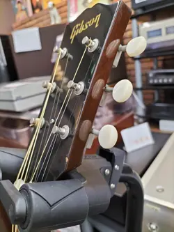 ACOUSTIC GUITAR J45