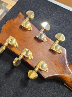 J200 ACOUSTIC GUITAR