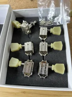 GIBSON DELUXE 3X3 VINTAGE GREEN TULIP TUNERS