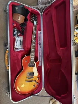 GIBSON LES PAUL SUNBURST WITH HARD CASE