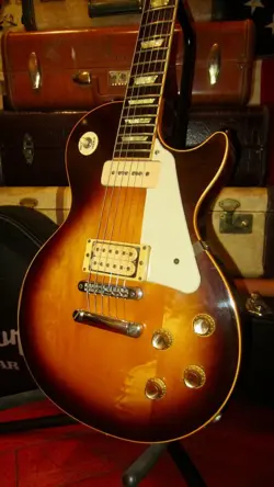 1977 GIBSON LES PAUL DELUXE SUNBURST W/ GIBSON CASE