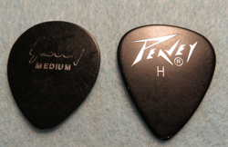 VINTAGE GUITAR PICKS GIBSON TEARDROP MEDIUM & PEAVEY H