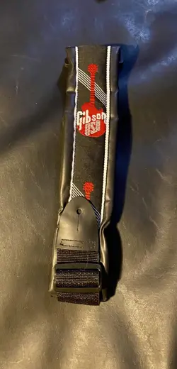 GIBSON GUITAR STRAP WOVEN BLACK AND RED GUITAR NEW OUT OF PACKAGE.