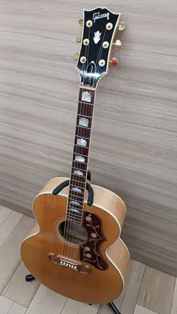 GIBSON SJ-200 STANDARD ACOUSTIC GUITAR