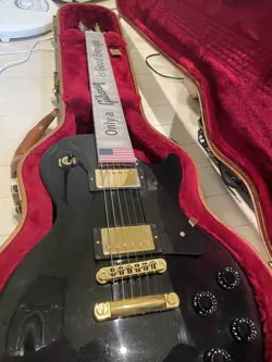 GIBSON LES PAUL STUDIO WITH BLACK HARD CASE