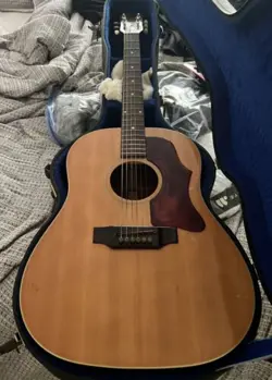 GIBSON ACOUSTIC GUITAR SIX STRING WITH CASE #812321 IN GOOD CONDITION.