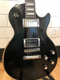 2007 GIBSON LES PAUL STUDIO ELECTRIC GUITAR BLACK FINISH W/ HARDSHELL CASE
