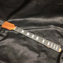 GIBSON-STYLE GUITAR NECK