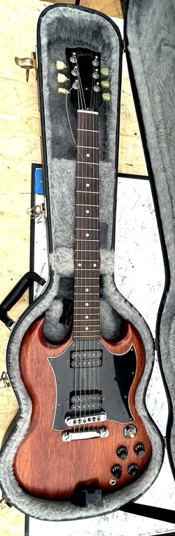 GIBSON SG STANDARD 2004 ELECTRIC GUITAR GREAT CONDITION PRO SETUP HARD CASE.