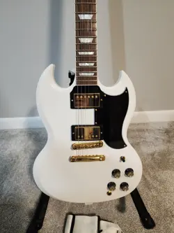 **2017 GIBSON SG STANDARD GOLD SERIES ALPINE WHITE W/ GOLD HARDWARE
