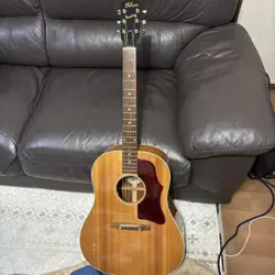 GIBSON J-35 ACOUSTIC GUITAR NO.MG2443