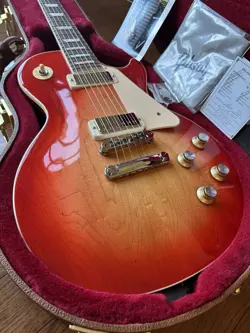 2022 GIBSON LES PAUL '70S DELUXE - CHERRY SUNBURST