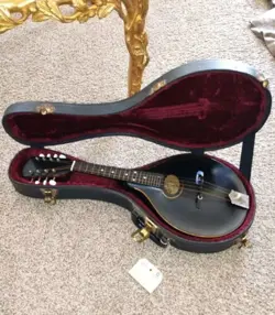 ANTIQUE VINTAGE (GIBSON)  MANDOLIN IN CASE 1910-1914