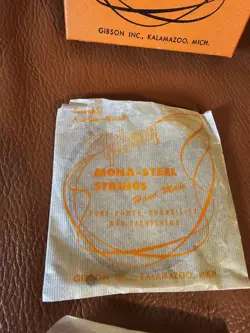 GUITAR MONA-STEEL BOX