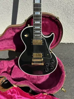BLACK 1998 GIBSON LES PAUL ELECTRIC GUITAR WITH CASE
