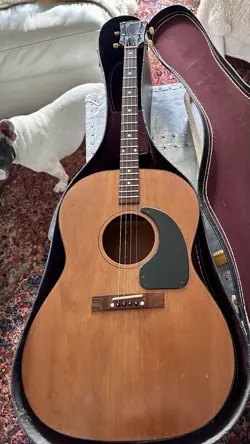 VINTAGE GIBSON GUITAR 