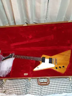 EXPLORER GUITAR NATURAL