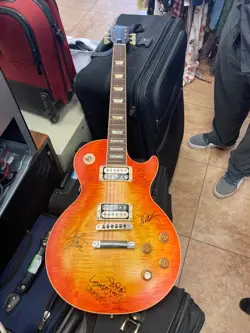 2005 GIBSON LES PAUL STANDARD 50 SERIES WITH CASE AND ALL PAPERWORK.SIGNATURES C