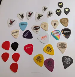 LOT OF 30 GUITAR PICKS - GIBSON,  DUNLOP, CLAYTON, JOHN PEARCE, HERCO, HOFNER