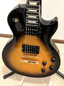 GIBSON LES PAUL WITH GIBSON LOGO HARDSHELL CASE - USED