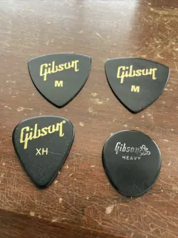 VINTAGE GIBSON BLACK GUITAR PICKS 