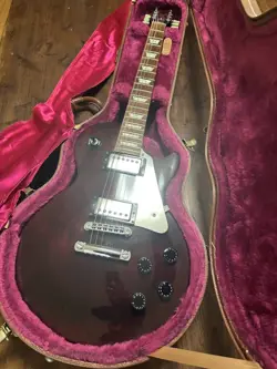 7007 WITH HARD CASE GIBSON LES PAUL STUDIO RED ELECTRIC GUITAR WINE